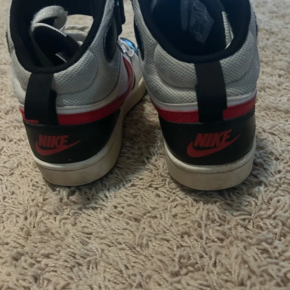 Nike Kids' Court Borough Mid 2 sneakers
